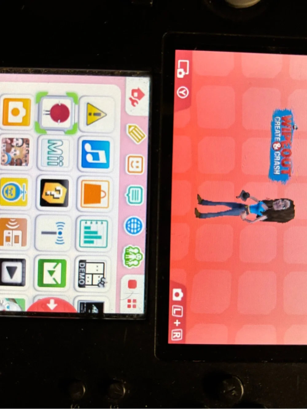 Nintendo 2DS Crimson Red edition. W/Games, Wipeout, Dr.Lautrec, charger, stylus